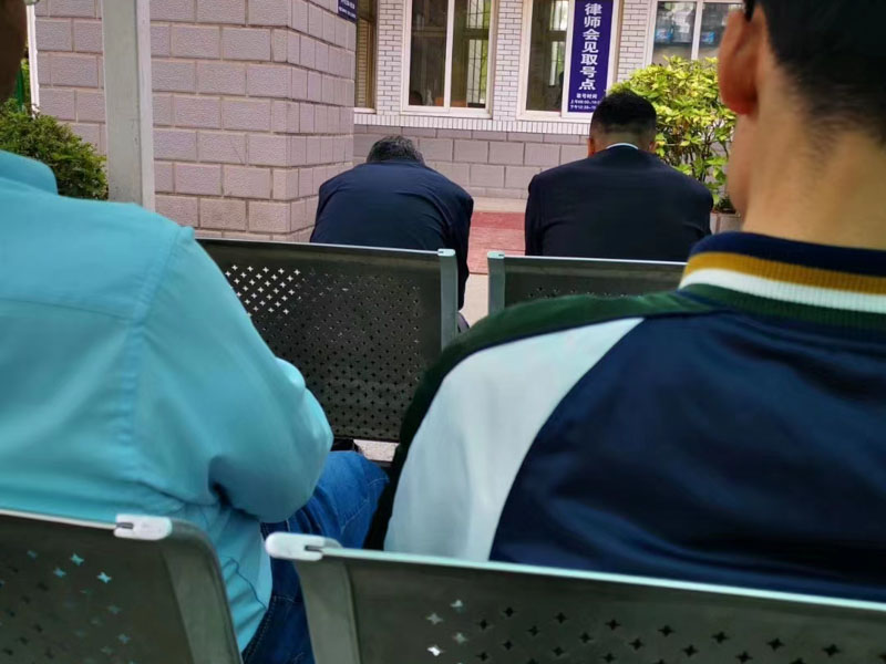 事前與職務(wù)侵占罪的犯罪分子通謀是否屬于共犯？深圳刑事律師咨詢網(wǎng)來回答